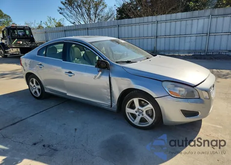 2013 Volvo S60 T5 z USA, uszkodzony, nr VIN YV1612FS1D2210770